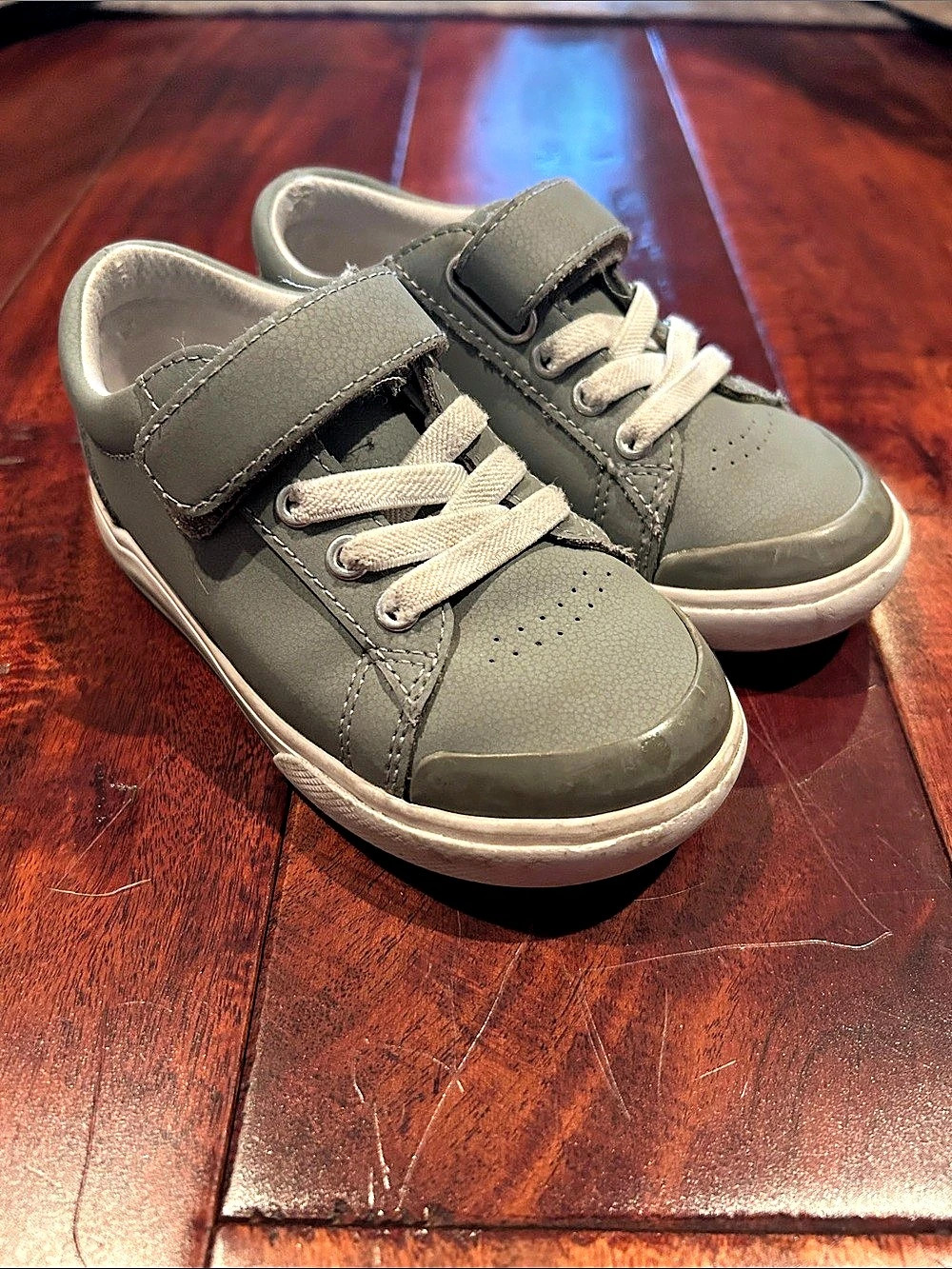 Footmates Gray & White Sneakers Toddler 8